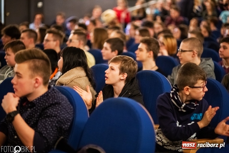 Zdjęcie w galerii na portalu naszraciborz.pl: Kwiaty i czeki dla raciborskiej mistrzyni. Władze gratulowały, młodzież pytała wiadomości z regionu