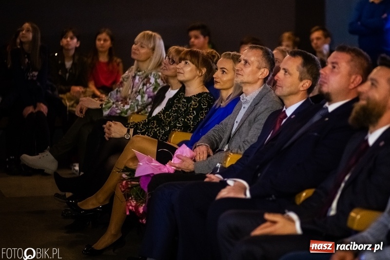 Zdjęcie w galerii na portalu naszraciborz.pl: Kwiaty i czeki dla raciborskiej mistrzyni. Władze gratulowały, młodzież pytała wiadomości z regionu