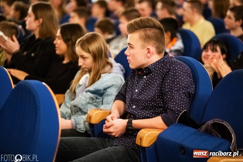 Zdjęcie w galerii na portalu naszraciborz.pl: Kwiaty i czeki dla raciborskiej mistrzyni. Władze gratulowały, młodzież pytała wiadomości z regionu