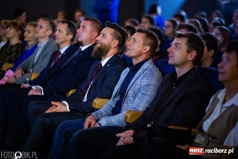 Zdjęcie w galerii na portalu naszraciborz.pl: Kwiaty i czeki dla raciborskiej mistrzyni. Władze gratulowały, młodzież pytała wiadomości z regionu