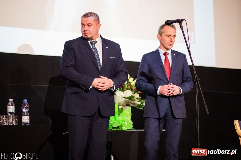 Zdjęcie w galerii na portalu naszraciborz.pl: Kwiaty i czeki dla raciborskiej mistrzyni. Władze gratulowały, młodzież pytała wiadomości z regionu