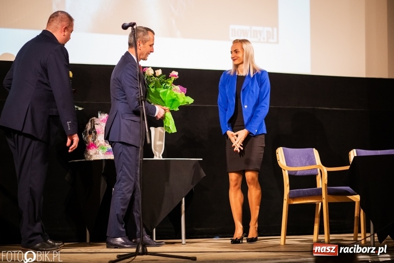 Zdjęcie w galerii na portalu naszraciborz.pl: Kwiaty i czeki dla raciborskiej mistrzyni. Władze gratulowały, młodzież pytała wiadomości z regionu