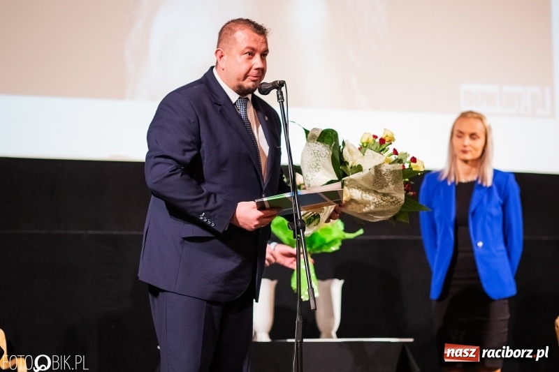 Zdjęcie w galerii na portalu naszraciborz.pl: Kwiaty i czeki dla raciborskiej mistrzyni. Władze gratulowały, młodzież pytała wiadomości z regionu