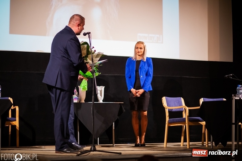 Zdjęcie w galerii na portalu naszraciborz.pl: Kwiaty i czeki dla raciborskiej mistrzyni. Władze gratulowały, młodzież pytała wiadomości z regionu