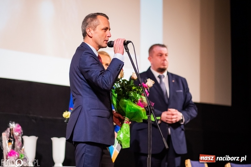 Zdjęcie w galerii na portalu naszraciborz.pl: Kwiaty i czeki dla raciborskiej mistrzyni. Władze gratulowały, młodzież pytała wiadomości z regionu