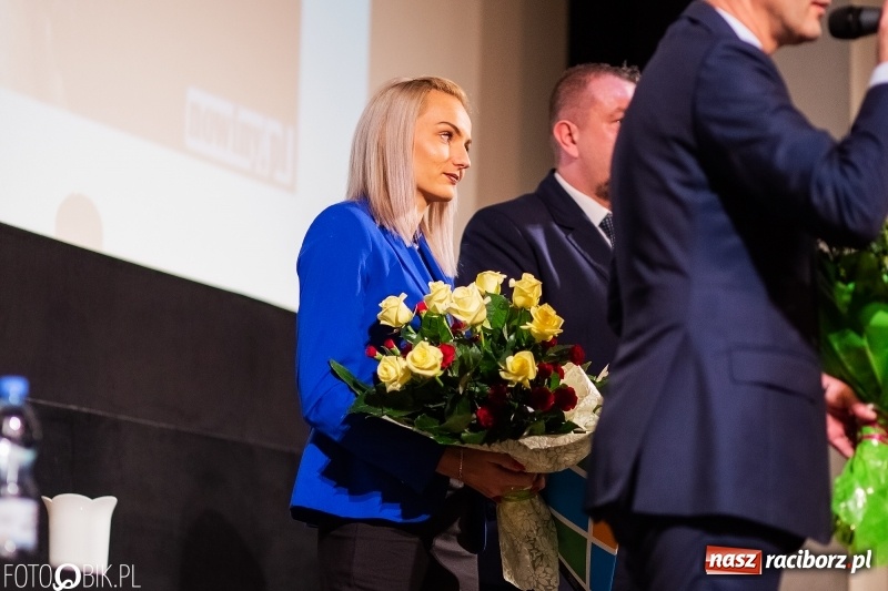 Zdjęcie w galerii na portalu naszraciborz.pl: Kwiaty i czeki dla raciborskiej mistrzyni. Władze gratulowały, młodzież pytała wiadomości z regionu