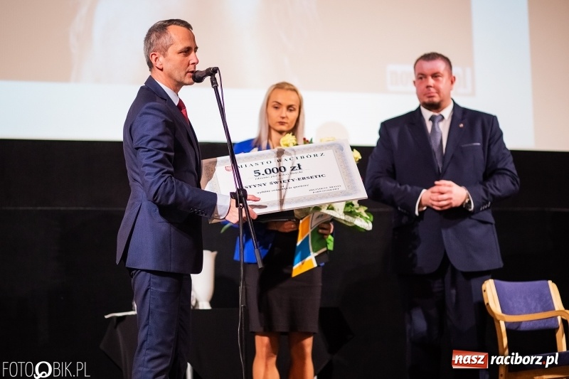 Zdjęcie w galerii na portalu naszraciborz.pl: Kwiaty i czeki dla raciborskiej mistrzyni. Władze gratulowały, młodzież pytała wiadomości z regionu