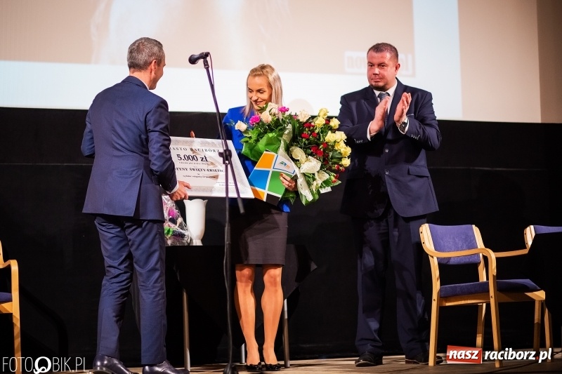 Zdjęcie w galerii na portalu naszraciborz.pl: Kwiaty i czeki dla raciborskiej mistrzyni. Władze gratulowały, młodzież pytała wiadomości z regionu