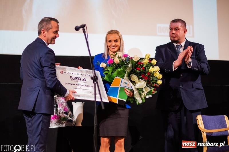 Zdjęcie w galerii na portalu naszraciborz.pl: Kwiaty i czeki dla raciborskiej mistrzyni. Władze gratulowały, młodzież pytała wiadomości z regionu