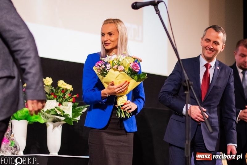 Zdjęcie w galerii na portalu naszraciborz.pl: Kwiaty i czeki dla raciborskiej mistrzyni. Władze gratulowały, młodzież pytała wiadomości z regionu