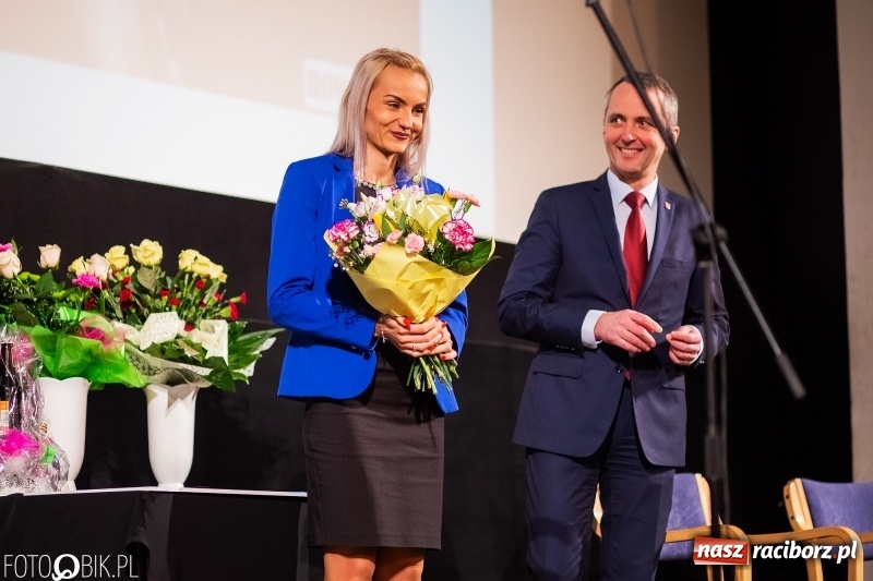 Zdjęcie w galerii na portalu naszraciborz.pl: Kwiaty i czeki dla raciborskiej mistrzyni. Władze gratulowały, młodzież pytała wiadomości z regionu
