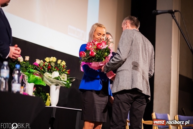 Zdjęcie w galerii na portalu naszraciborz.pl: Kwiaty i czeki dla raciborskiej mistrzyni. Władze gratulowały, młodzież pytała wiadomości z regionu