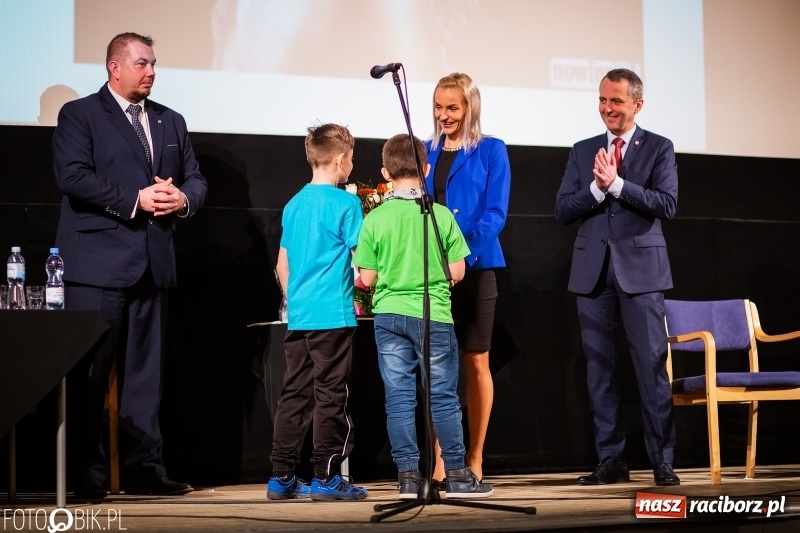 Zdjęcie w galerii na portalu naszraciborz.pl: Kwiaty i czeki dla raciborskiej mistrzyni. Władze gratulowały, młodzież pytała wiadomości z regionu