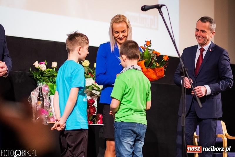 Zdjęcie w galerii na portalu naszraciborz.pl: Kwiaty i czeki dla raciborskiej mistrzyni. Władze gratulowały, młodzież pytała wiadomości z regionu