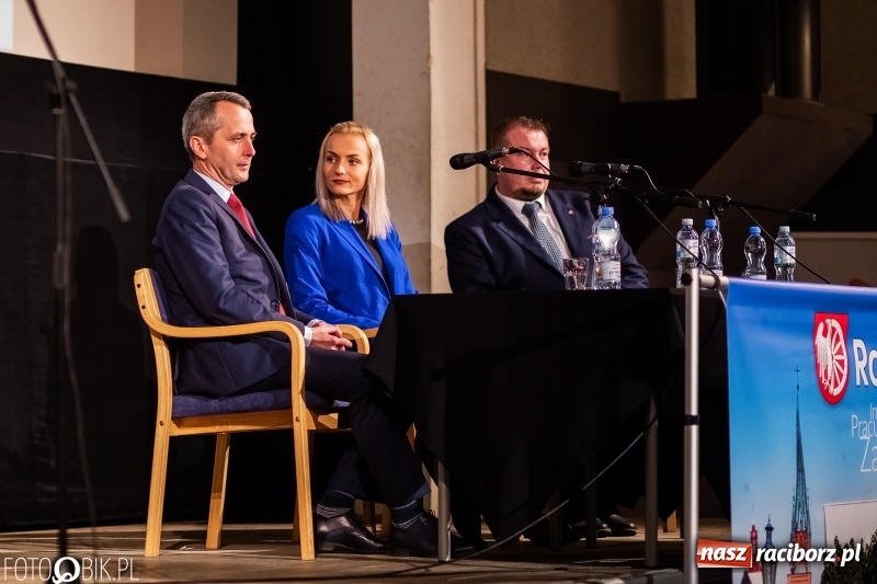Zdjęcie w galerii na portalu naszraciborz.pl: Kwiaty i czeki dla raciborskiej mistrzyni. Władze gratulowały, młodzież pytała wiadomości z regionu