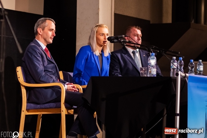 Zdjęcie w galerii na portalu naszraciborz.pl: Kwiaty i czeki dla raciborskiej mistrzyni. Władze gratulowały, młodzież pytała wiadomości z regionu