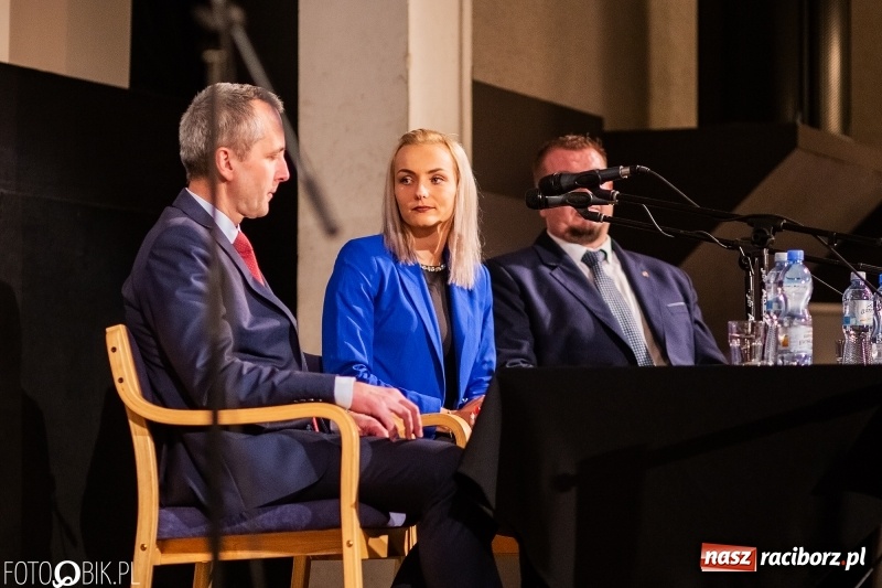 Zdjęcie w galerii na portalu naszraciborz.pl: Kwiaty i czeki dla raciborskiej mistrzyni. Władze gratulowały, młodzież pytała wiadomości z regionu