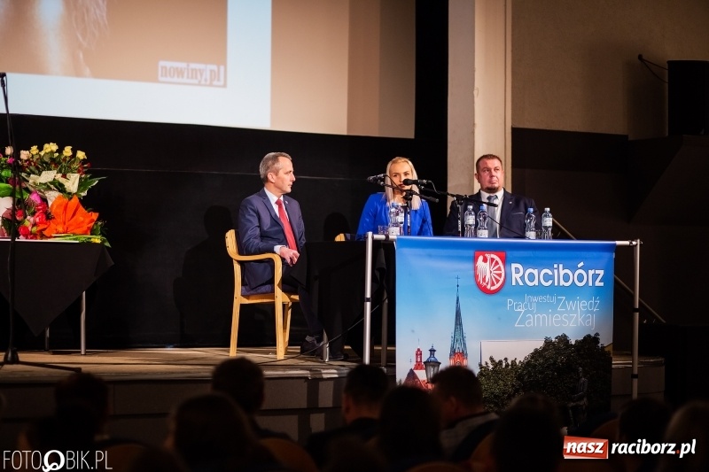 Zdjęcie w galerii na portalu naszraciborz.pl: Kwiaty i czeki dla raciborskiej mistrzyni. Władze gratulowały, młodzież pytała wiadomości z regionu