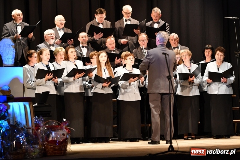 Zdjęcie w galerii na portalu naszraciborz.pl: Benefis Piotra Libery w Domu Kultury Strzecha wiadomości z regionu
