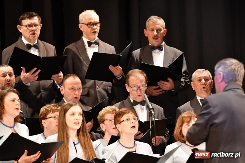 Zdjęcie w galerii na portalu naszraciborz.pl: Benefis Piotra Libery w Domu Kultury Strzecha wiadomości z regionu