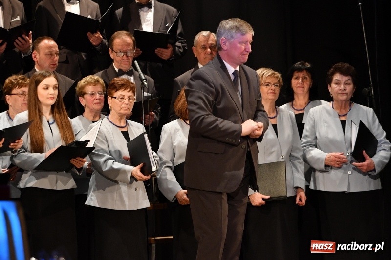 Zdjęcie w galerii na portalu naszraciborz.pl: Benefis Piotra Libery w Domu Kultury Strzecha wiadomości z regionu