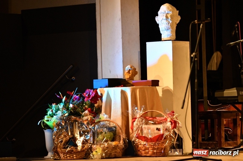 Zdjęcie w galerii na portalu naszraciborz.pl: Benefis Piotra Libery w Domu Kultury Strzecha wiadomości z regionu