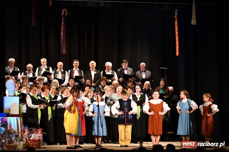 Zdjęcie w galerii na portalu naszraciborz.pl: Benefis Piotra Libery w Domu Kultury Strzecha wiadomości z regionu