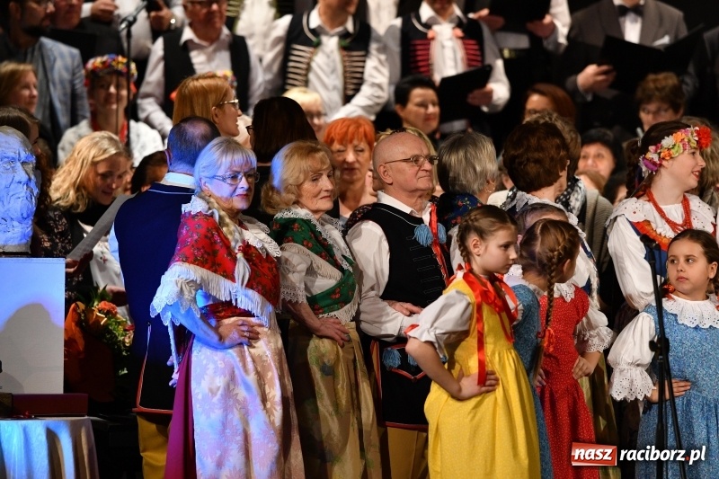 Zdjęcie w galerii na portalu naszraciborz.pl: Benefis Piotra Libery w Domu Kultury Strzecha wiadomości z regionu