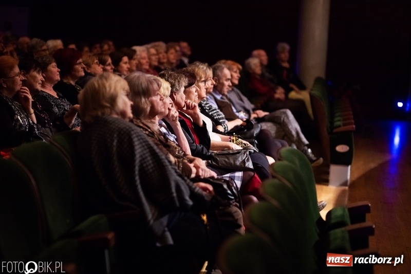 Zdjęcie w galerii na portalu naszraciborz.pl: Koncert Tomasza Stockingera z okazji Dnia Kobiet w RCK wiadomości z regionu