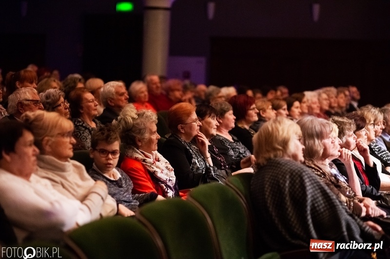 Zdjęcie w galerii na portalu naszraciborz.pl: Koncert Tomasza Stockingera z okazji Dnia Kobiet w RCK wiadomości z regionu