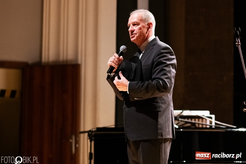Zdjęcie w galerii na portalu naszraciborz.pl: Koncert Tomasza Stockingera z okazji Dnia Kobiet w RCK wiadomości z regionu