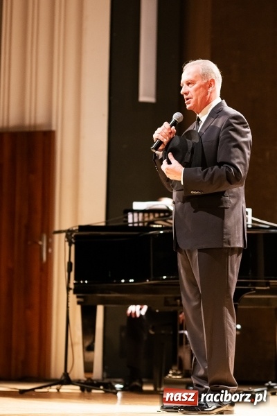 Zdjęcie w galerii na portalu naszraciborz.pl: Koncert Tomasza Stockingera z okazji Dnia Kobiet w RCK wiadomości z regionu