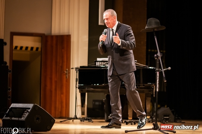Zdjęcie w galerii na portalu naszraciborz.pl: Koncert Tomasza Stockingera z okazji Dnia Kobiet w RCK wiadomości z regionu