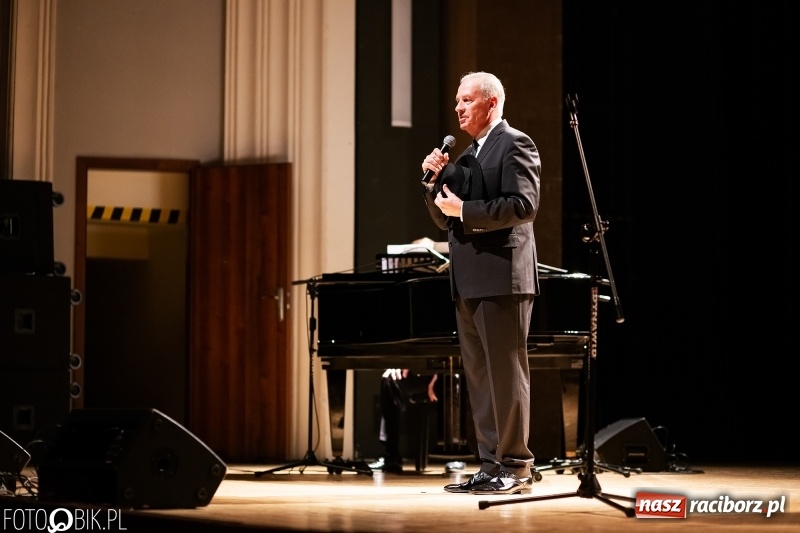 Zdjęcie w galerii na portalu naszraciborz.pl: Koncert Tomasza Stockingera z okazji Dnia Kobiet w RCK wiadomości z regionu
