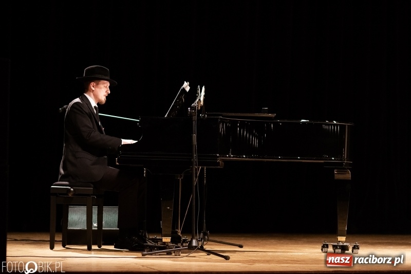 Zdjęcie w galerii na portalu naszraciborz.pl: Koncert Tomasza Stockingera z okazji Dnia Kobiet w RCK wiadomości z regionu