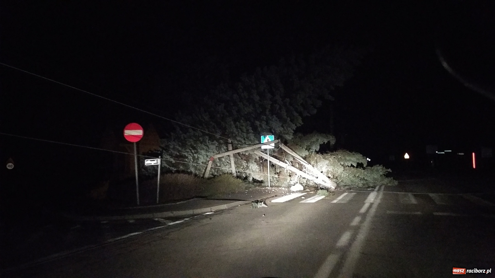 Zdjęcie w galerii na portalu naszraciborz.pl: To był nocny Armagedon. Strażacy mieli pełne ręce roboty. Ponad 60 wezwań FOTO wiadomości z regionu