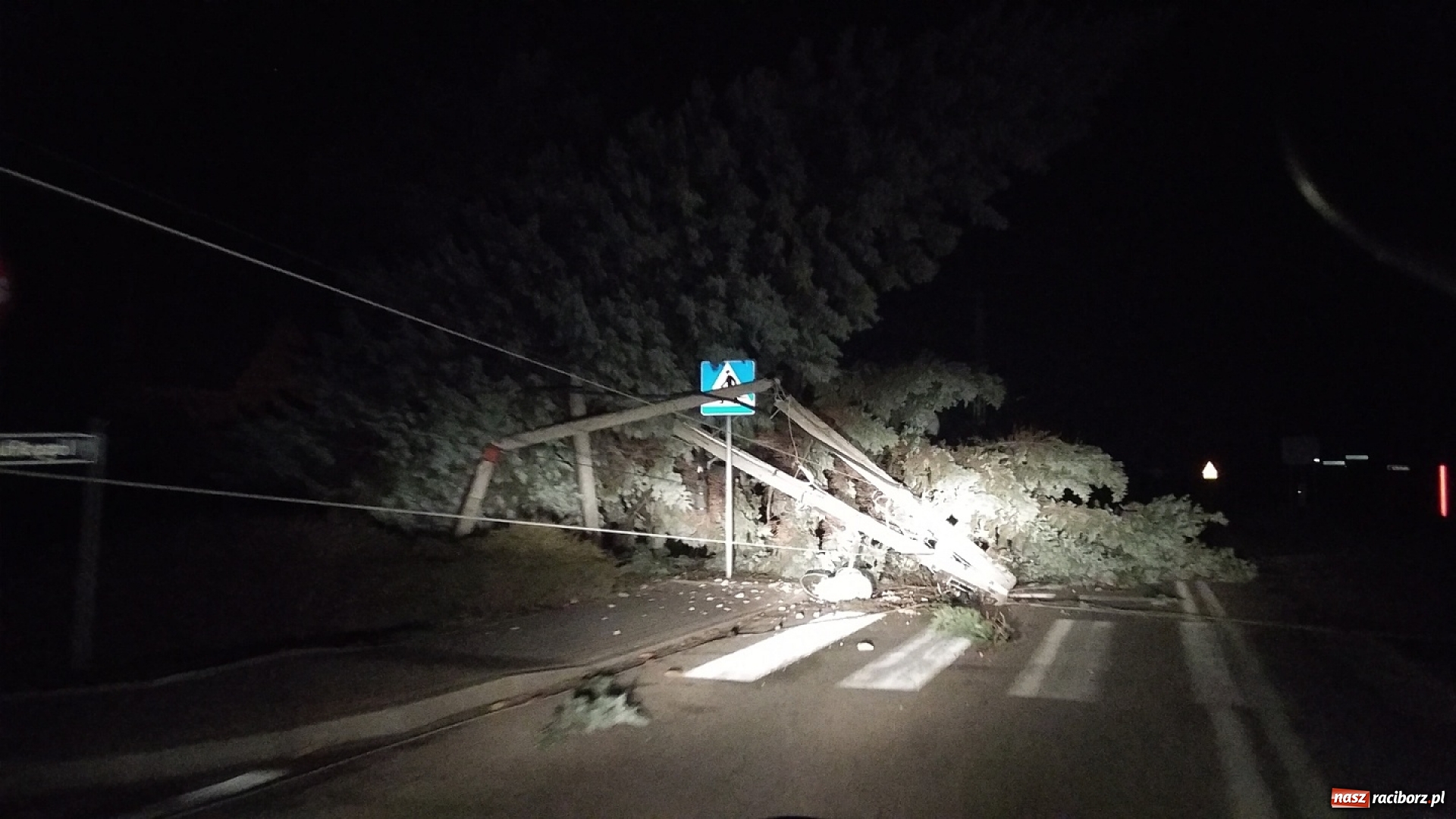 Zdjęcie w galerii na portalu naszraciborz.pl: To był nocny Armagedon. Strażacy mieli pełne ręce roboty. Ponad 60 wezwań FOTO wiadomości z regionu