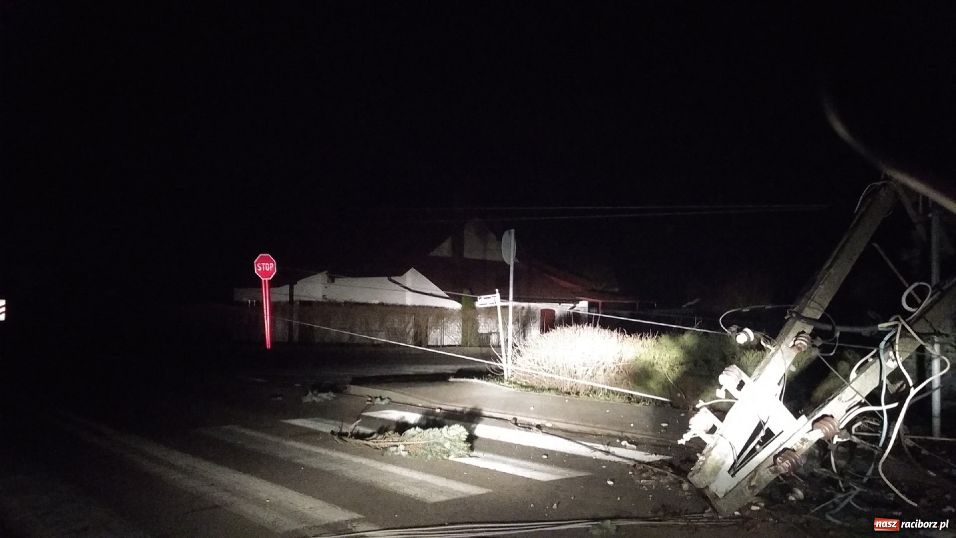 Zdjęcie w galerii na portalu naszraciborz.pl: To był nocny Armagedon. Strażacy mieli pełne ręce roboty. Ponad 60 wezwań FOTO wiadomości z regionu