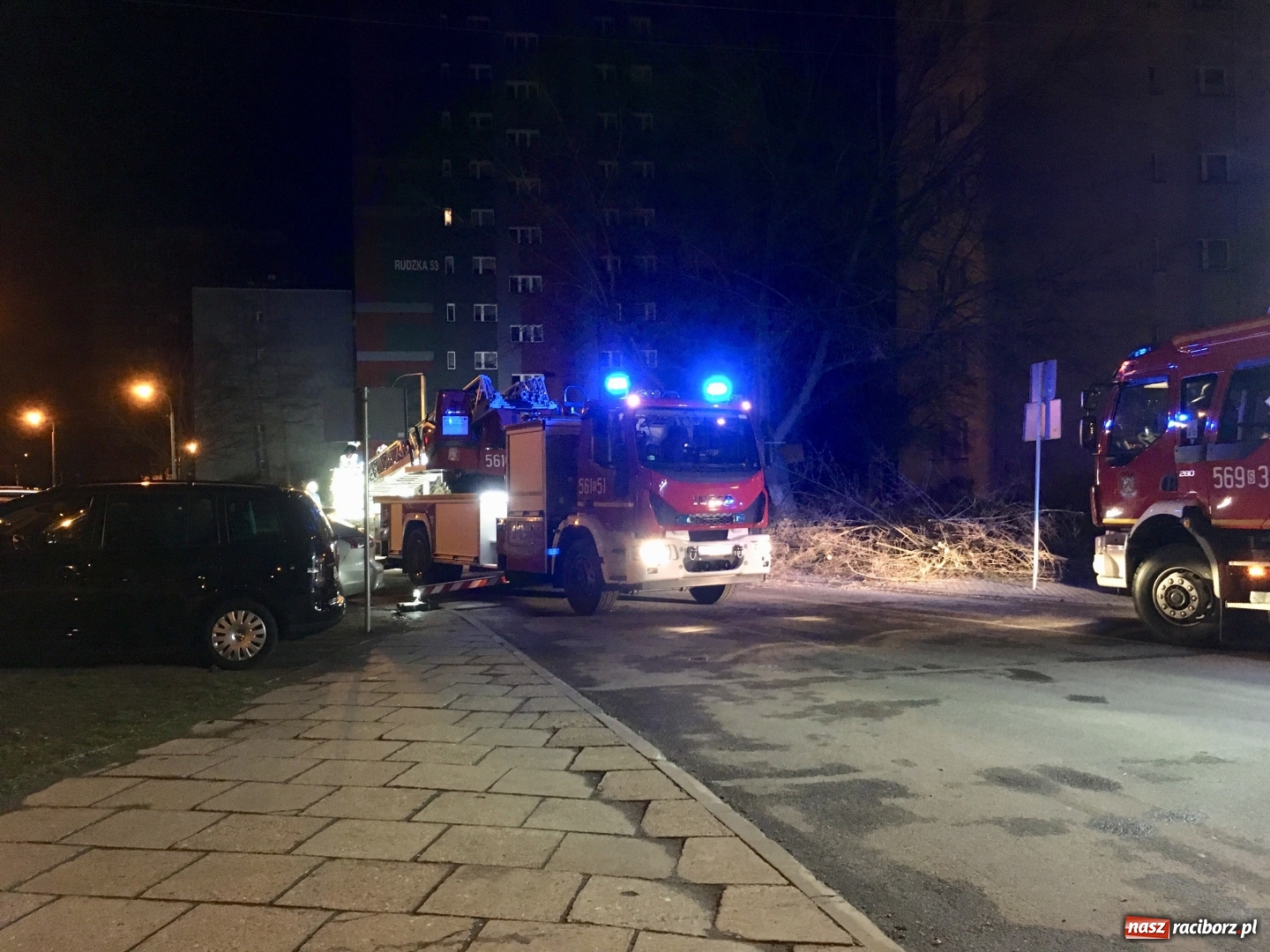 Zdjęcie w galerii na portalu naszraciborz.pl: To był nocny Armagedon. Strażacy mieli pełne ręce roboty. Ponad 60 wezwań FOTO wiadomości z regionu