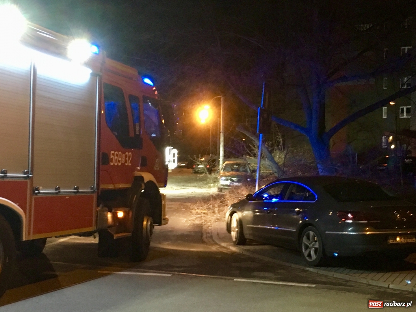 Zdjęcie w galerii na portalu naszraciborz.pl: To był nocny Armagedon. Strażacy mieli pełne ręce roboty. Ponad 60 wezwań FOTO wiadomości z regionu
