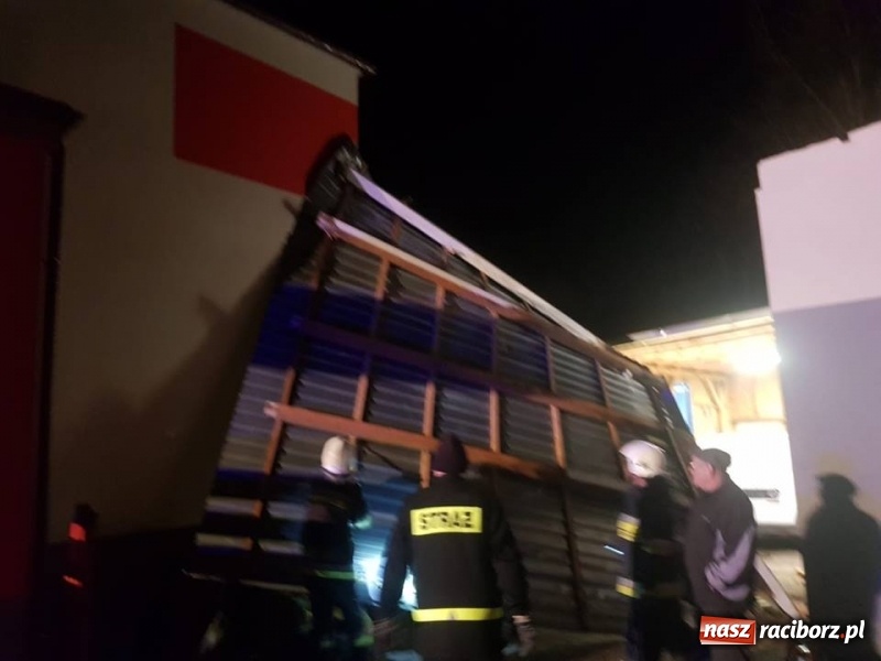 Zdjęcie w galerii na portalu naszraciborz.pl: To był nocny Armagedon. Strażacy mieli pełne ręce roboty. Ponad 60 wezwań FOTO wiadomości z regionu