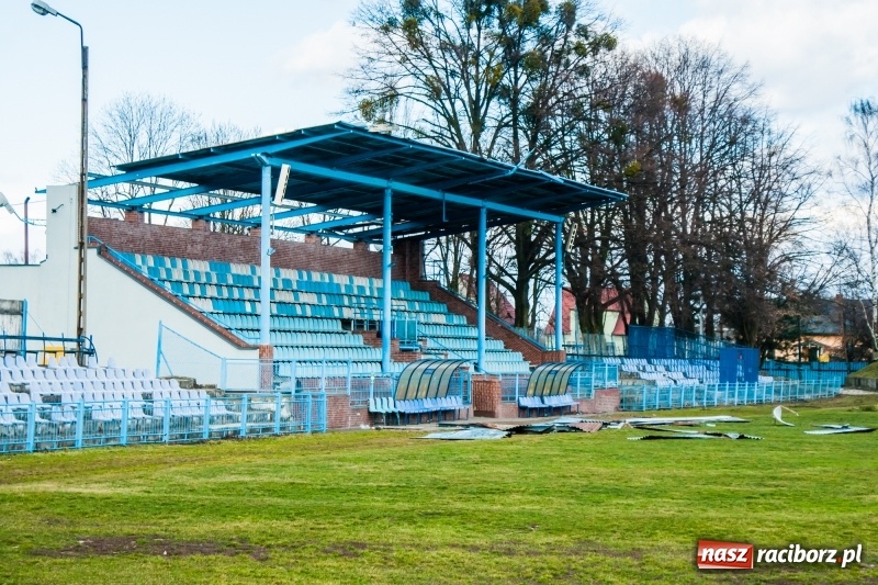 Zdjęcie w galerii na portalu naszraciborz.pl: Wiatr napędził kłopotów piłkarskiej Unii. Nie ubezpieczyła stadionu wiadomości z regionu