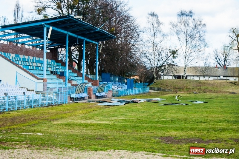 Zdjęcie w galerii na portalu naszraciborz.pl: Wiatr napędził kłopotów piłkarskiej Unii. Nie ubezpieczyła stadionu wiadomości z regionu