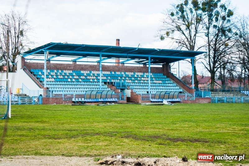 Zdjęcie w galerii na portalu naszraciborz.pl: Wiatr napędził kłopotów piłkarskiej Unii. Nie ubezpieczyła stadionu wiadomości z regionu
