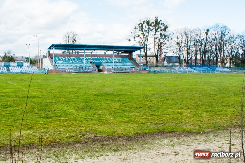 Zdjęcie w galerii na portalu naszraciborz.pl: Wiatr napędził kłopotów piłkarskiej Unii. Nie ubezpieczyła stadionu wiadomości z regionu