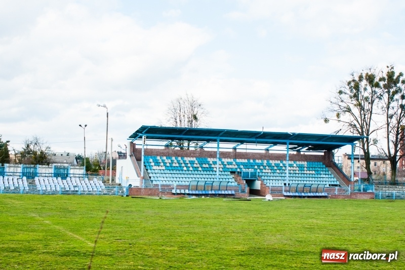 Zdjęcie w galerii na portalu naszraciborz.pl: Wiatr napędził kłopotów piłkarskiej Unii. Nie ubezpieczyła stadionu wiadomości z regionu