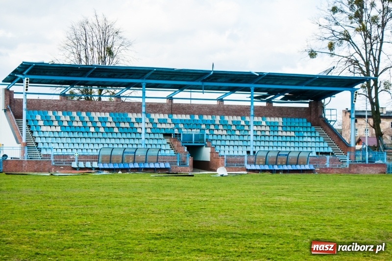 Zdjęcie w galerii na portalu naszraciborz.pl: Wiatr napędził kłopotów piłkarskiej Unii. Nie ubezpieczyła stadionu wiadomości z regionu