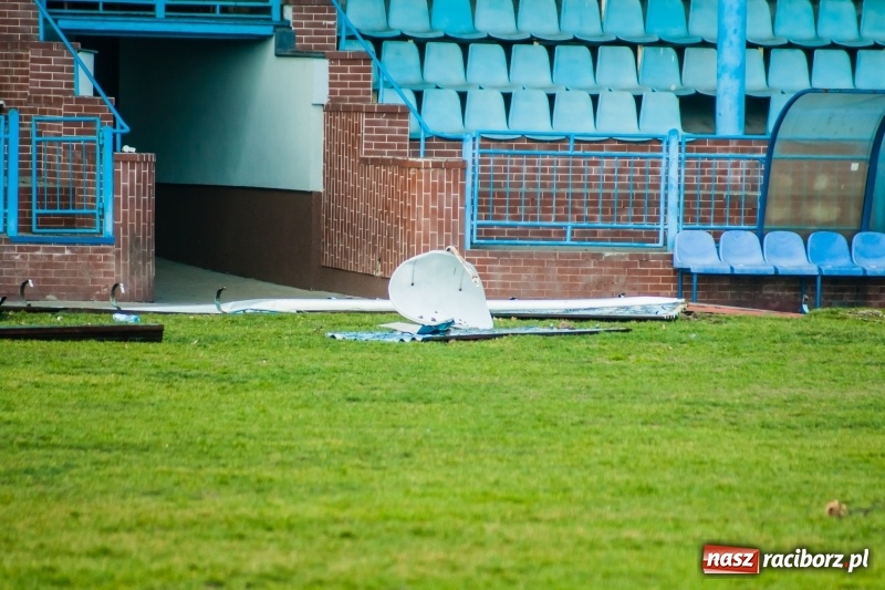 Zdjęcie w galerii na portalu naszraciborz.pl: Wiatr napędził kłopotów piłkarskiej Unii. Nie ubezpieczyła stadionu wiadomości z regionu
