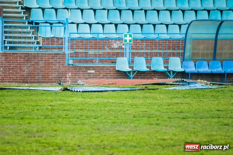 Zdjęcie w galerii na portalu naszraciborz.pl: Wiatr napędził kłopotów piłkarskiej Unii. Nie ubezpieczyła stadionu wiadomości z regionu