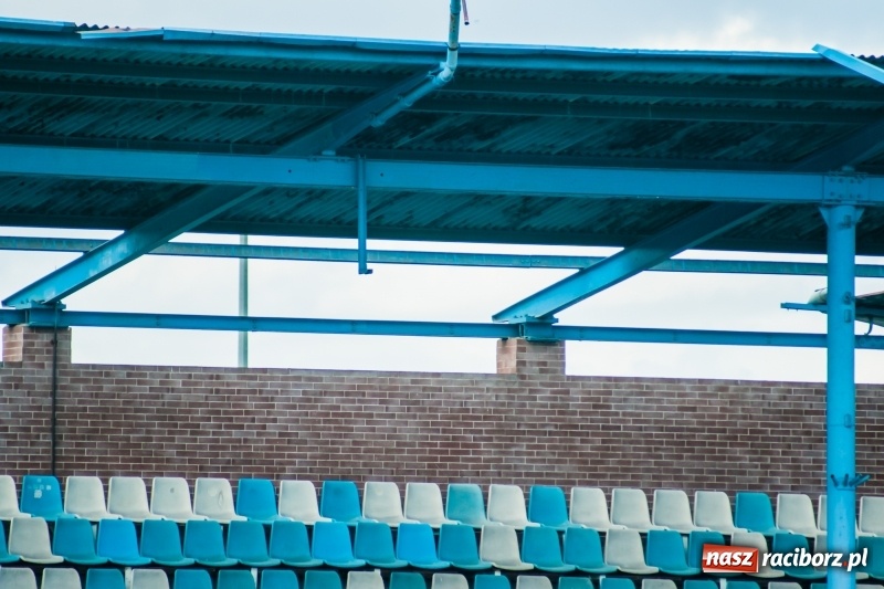Zdjęcie w galerii na portalu naszraciborz.pl: Wiatr napędził kłopotów piłkarskiej Unii. Nie ubezpieczyła stadionu wiadomości z regionu